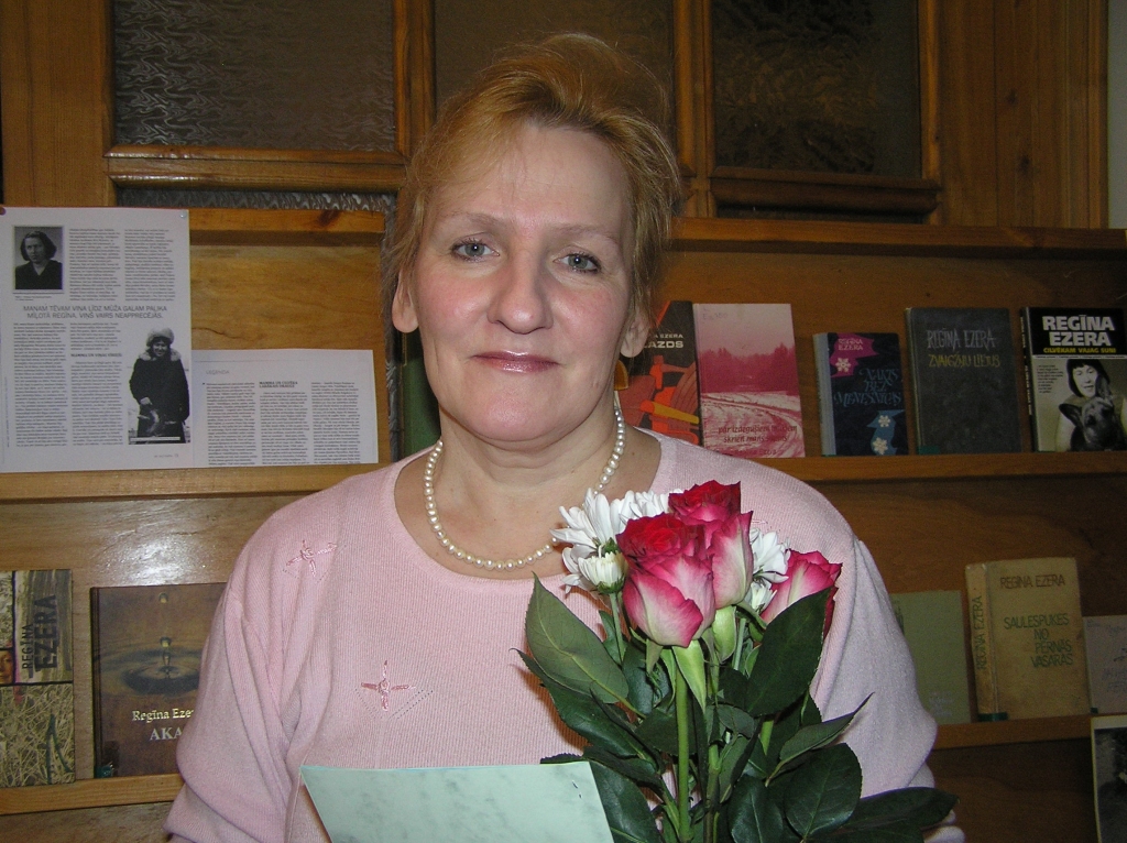 Rakstnieces Regīnas Ezeras meita Aija Vālodze pēc pasākuma Bauskā 21. decembrī.
Autors: no Bauskas Centrālās bibliotēkas arhīva.