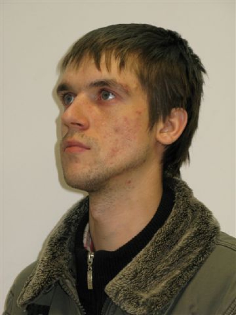 Policija lūdz atsaukties ikvienu, kam ir kāda informācija par attēlos redzamā vīrieša pastrādātajām noziedzīgajām darbībām, zvanot pa tālruņiem: 67086796 vai 112.
Autors: Policijas izplatīts foto.