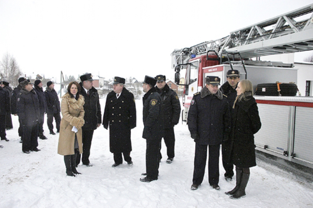 Pirms teorētisko nodarbību sākuma abu valstu ugunsdzēsēji viesu nama «Bērzkalni» pagalmā aplūko jauno tehniku. 
Autors: Ivars Bogdanovs