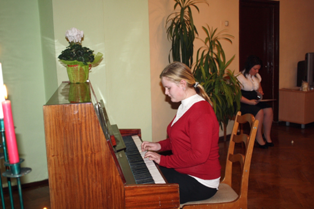 Misas vidusskolas klavierspēles pulciņa ieskaitē – koncertā spēlē Nora Abarte. 
Autors: no Misas vidusskolas albuma