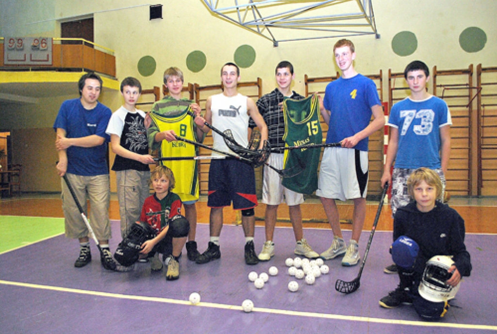 Misas vidusskolas sporta zālē jaunieši demonstrē jauno un esošo florbola inventāru.
Autors: Uldis Varnevičs