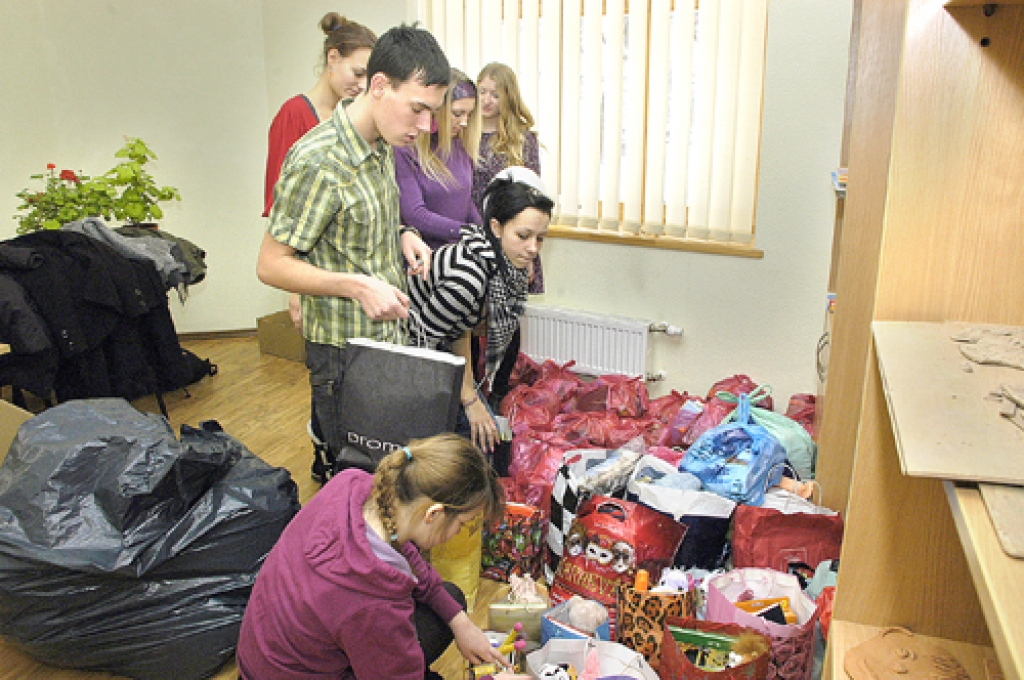 Bauskas novada sociālā dienesta ēkā partiju apvienības «Vienotība» Bauskas jauniešu organizācijas biedri šķiro mantas, produktus, kas savākti labdarības akcijā.
Autors: Ivars Bogdanovs