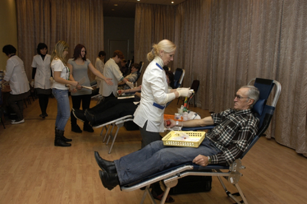 Valsts asinsdonoru centra (VADC) izbraukuma brigādei Bauskā 20. decembrī asinis nodevuši 100 donori.
Autors: Ivars Bogdanovs