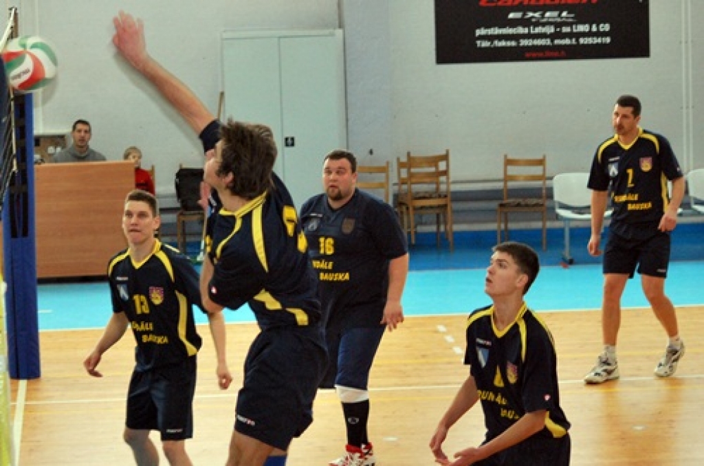 Bumbu pretinieku laukumā triec «Rundāle-Bauska» uzbrucējs Rinalds Zariņš. 
Autors: Uldis Varnevičs