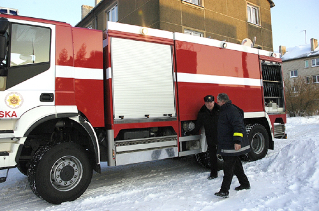 Jauno auto apskata glābējs Viktors Gailis un VUGD Bauskas daļas komandieris Aigars Sietiņš.
Autors: Ivars Bogdanovs