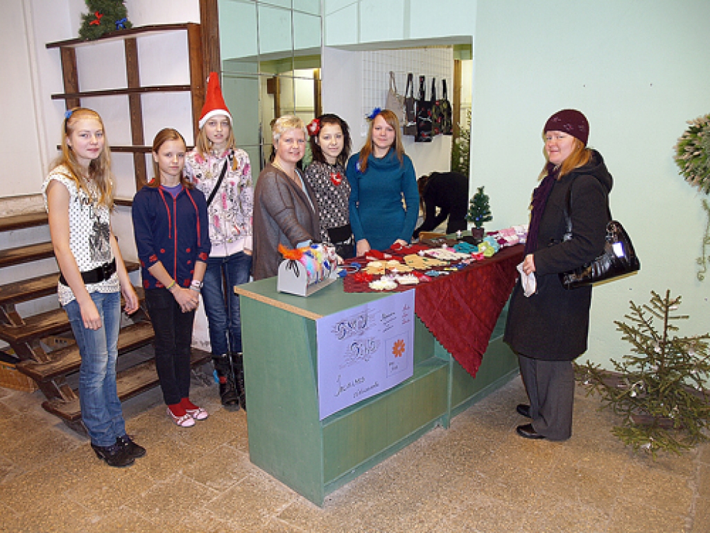 Svētku dāvanas no skolēnu mācību firmu preču klāsta labprāt iegādājas veikala «Rise» saimniece Signe Potaša (centrā) un Iecavas vidusskolas pedagoģe Solvita Lauzēja (pa labi).
Autors: Antra Ērgle