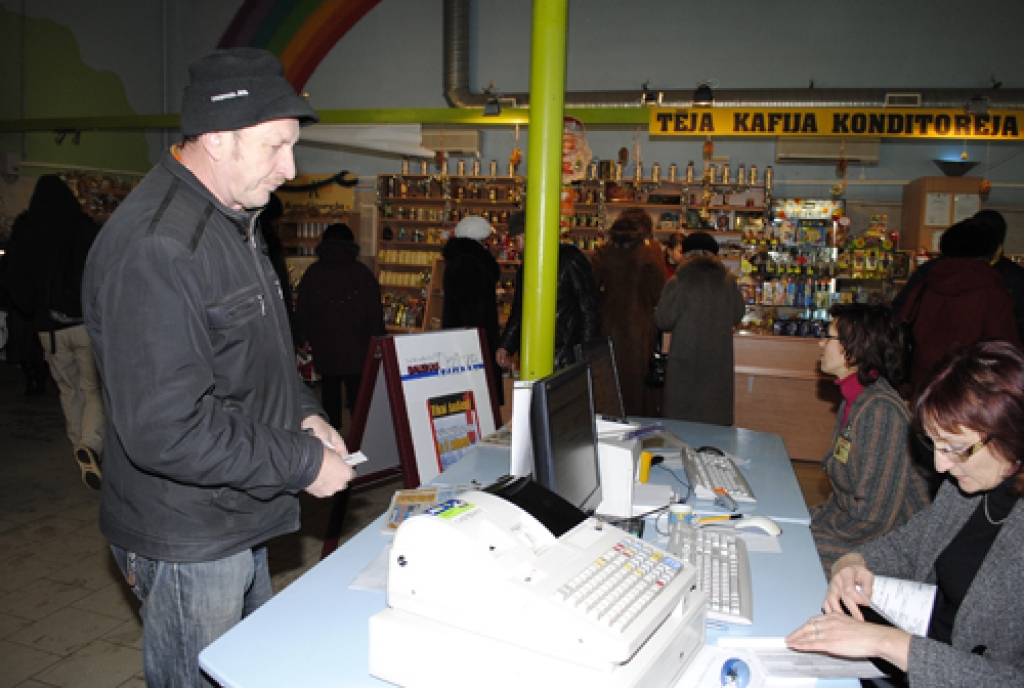 Modris Indriksons no Gailīšu pagasta Bauzes tirgū ieradies abonēt «Bauskas Dzīvi» visam nākamajam gadam.
Autors: Juris Iļņickis