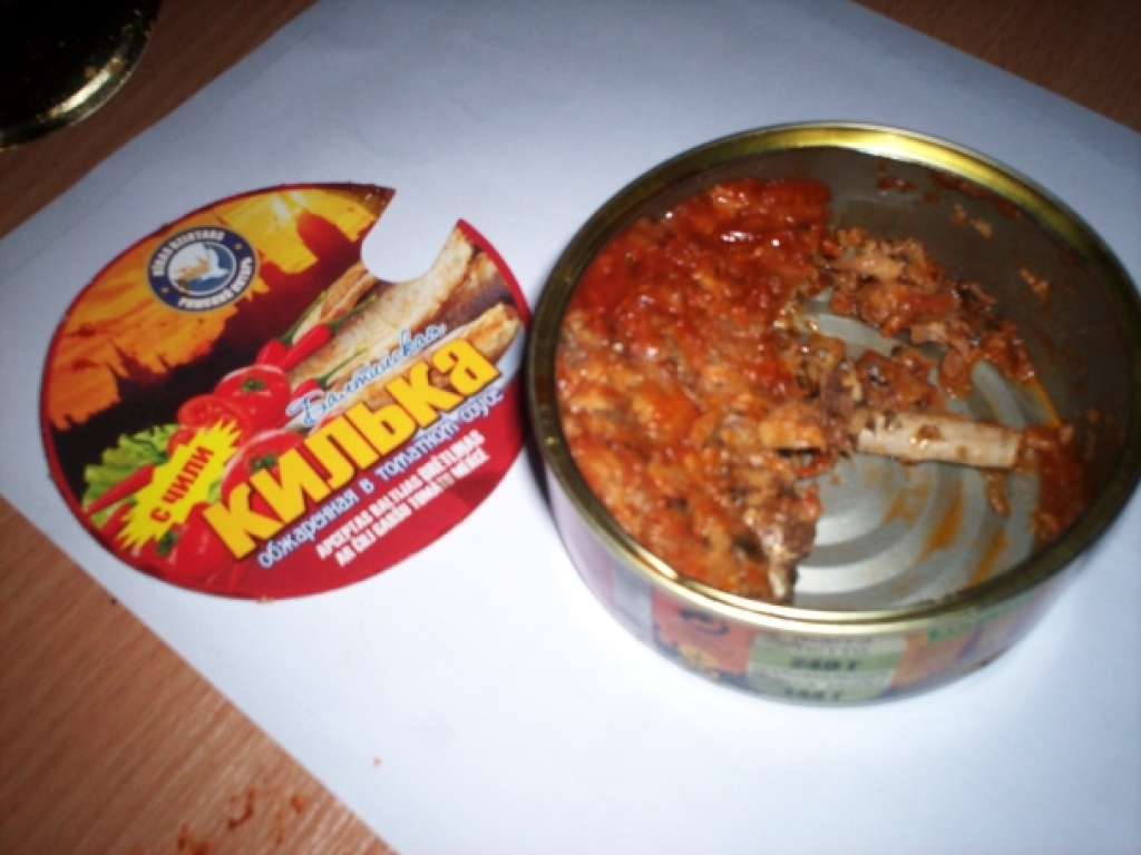 Tukšojot šo konservu ar brētliņām tomātu mērcē, Genādijs Raskatovs gandrīz uzdūra uz dakšiņas 