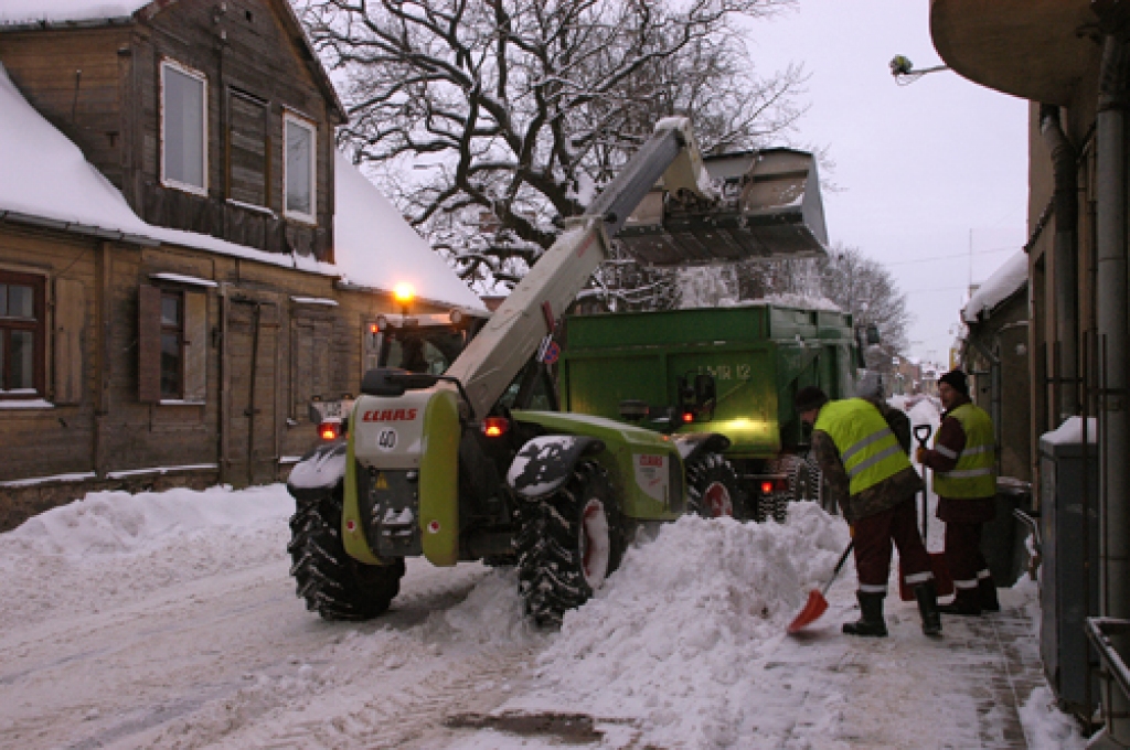 Kopš pirmdienas, 13. decembra, pēc pilsētas pārvaldes rīkojuma no Bauskas ielām aizvests jau 3000 kubikmetru sniega. 
Autors: Ivars Bogdanovs