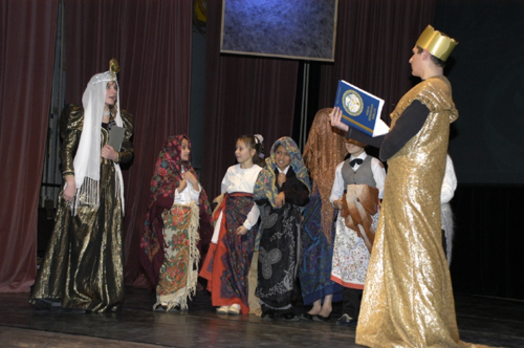 Koncertā stundas garumā varēja baudīt bagātīgu priekšnesumu: dejas, dziesmas, teatralizētu izrādi, pat vijoles spēli. Liriskā koncerta emocionālo noskaņu atsvaidzināja aktīvie un ritmiskie danči, kuros piedalījās gan mazi, gan lielāki rūķi. 
Autors: Ivars Bogdanovs