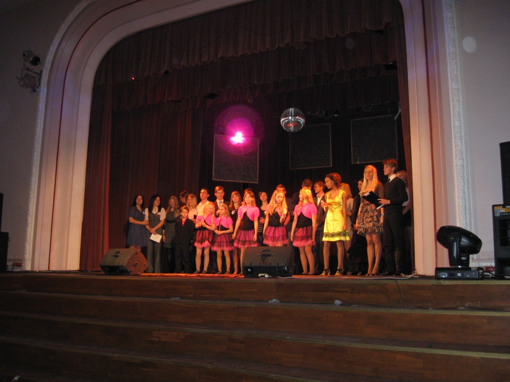 Svētdien 12. decembrī Bauskas Tautas namā labdarības akcijas “Vairo sirds siltumu” ietvaros notika pateicības koncerts, kurā uzstājās Nikolajs Puzikovs, Anna Driba, Evija Sloka, Sabīne Berezina, Jānis Bukšs un citi.
Autors: No albuma.