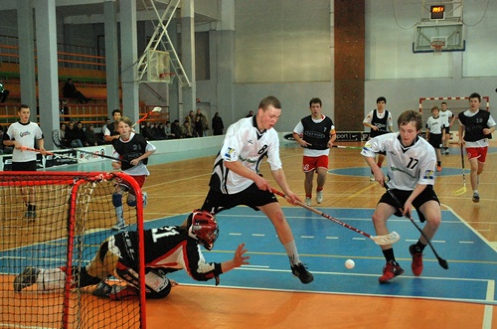 Toms Niedre (8. numurs) un Dinārs Vaitaitis (17. numurs), «Bauskas BJSS» U-16 vecuma grupas labākie vārtu guvēji, pie «Rīgas lauvu» vārtiem uzbrukuma pozīcijās .
Autors: Uldis Varnevičs