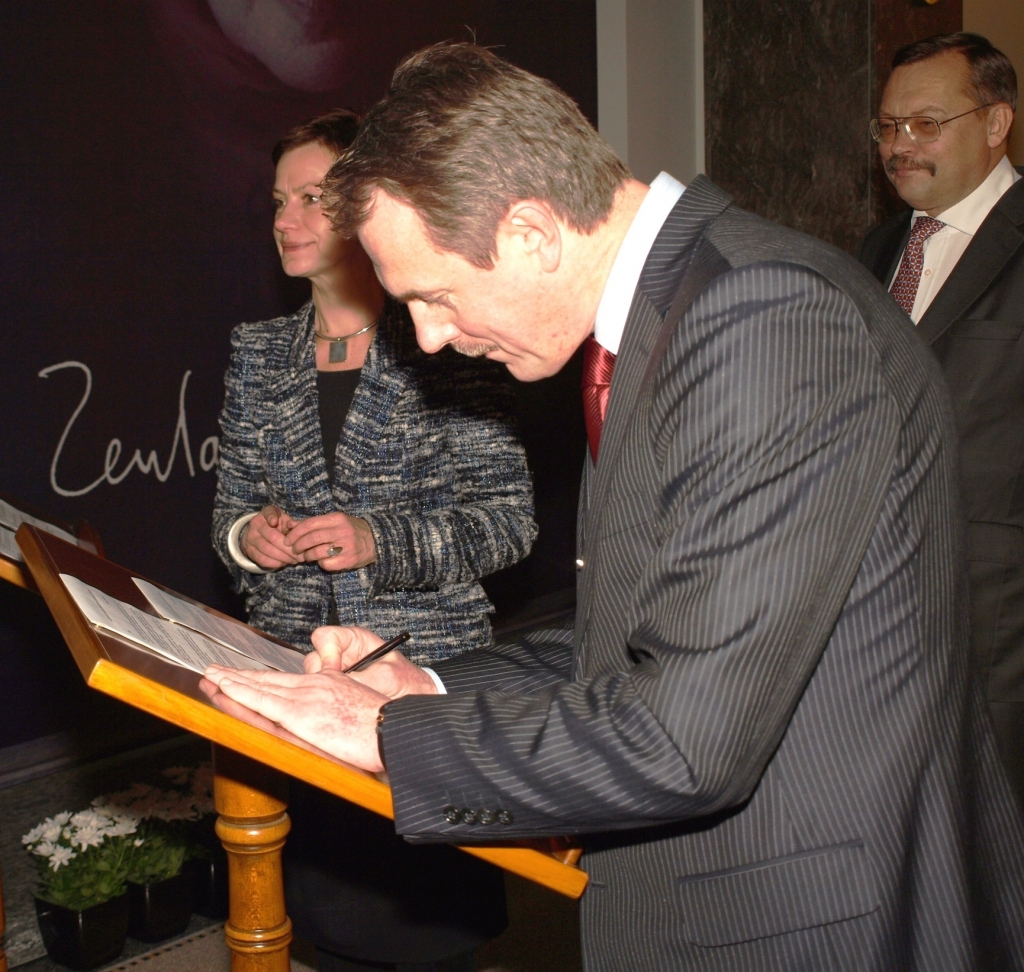 Ārlietu ministrs Ģirts Valdis Kristovskis paraksta dāvinājuma apliecinājumu Rakstniecības un mūzikas muzejam, ko pieņem kultūras ministre Sarmīte Ēlerte. Attēlā redzams arī LR vēstnieks Gruzijā Andris Vilcāns, kas Z. Mauriņas vēstules nogādājis uz Latviju.
Autors: Juris Lipsnis, laikraksts «Kurzemnieks»