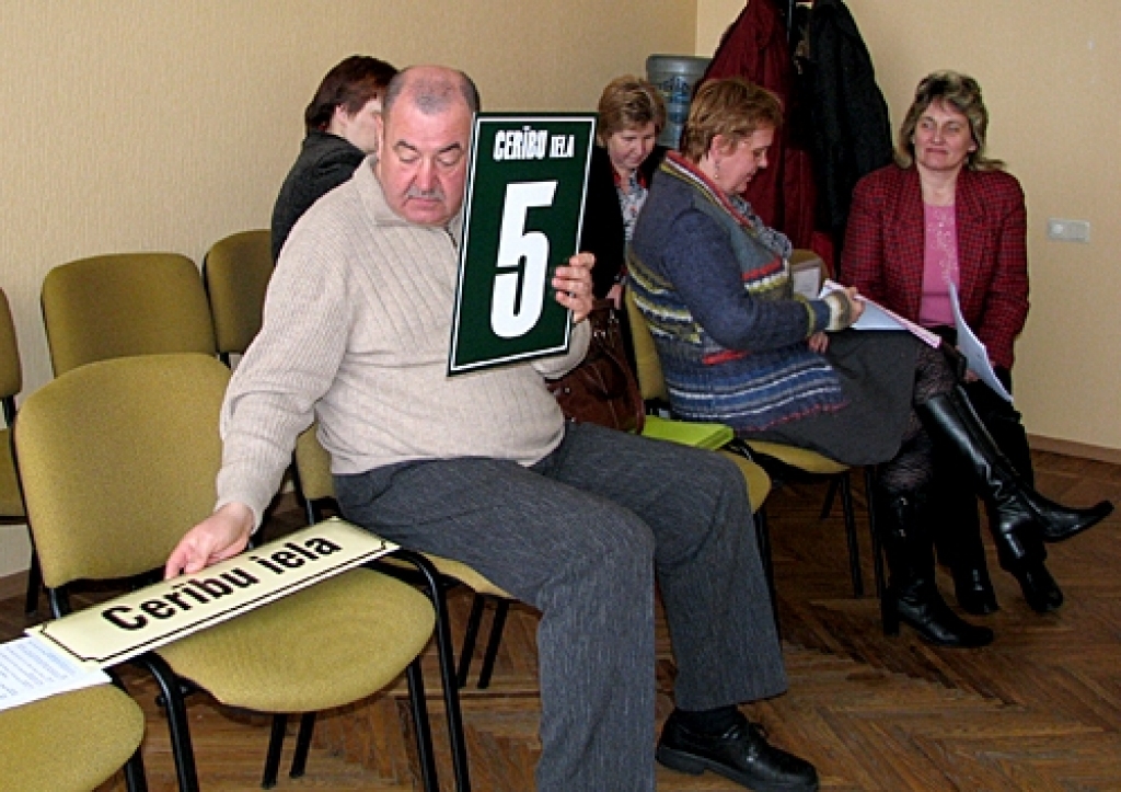 Novada Būvvaldes vadītājs Aleksandrs Paklons izstrādājis saistošos noteikumus „Par ielu nosaukumu un ēku numerācijas plākšņu izvietošanu Bauskas novadā”.  
Autors: Vilnis Auzāns
