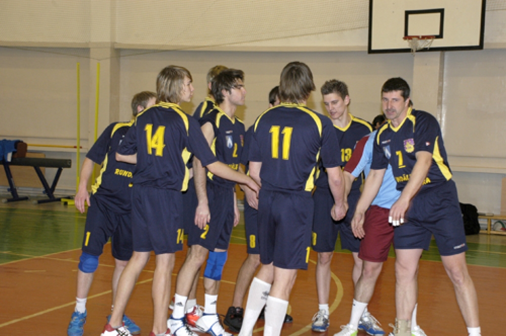 Pilsrundāles vidusskolas sporta zālē 26. janvāra vakarā kārtējo uzvaru Latvijas Federācijas volejbola pirmās līgas spēlē guva komandas «Rundāle-Bauska» volejbolisti.Pēc neveiksmīgā sezonas sākuma situācija ir mainījusies, un mūsu...
Autors: Ivars Bogdanovs