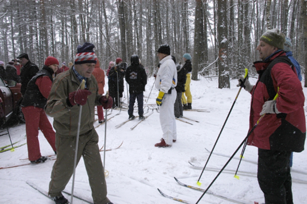Vecsaules pagasta Likvertenu silā 22. janvārī notika Bauskas novada sacensības slēpošanā, kurās piedalījās dažādu novadu pārstāvji. Kopā sacīkstēs sešās vecuma grupās iesaistījās 45 dalībnieki. Herberta Mucenieka veidotā un koptā trase...
Autors: Ivars Bogdanovs