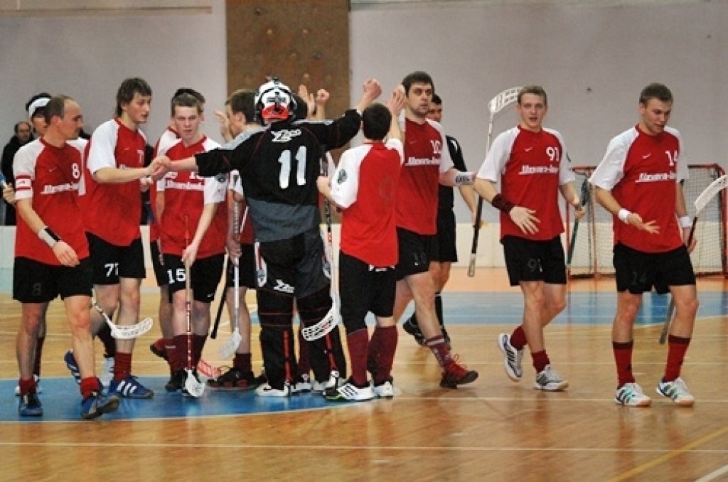 Latvijas florbola virslīgas spēlē 15. janvārī Bauskā, sporta namā «Mēmele», līdzjutējus gaidīja «saldais ēdiens» – viena no līderkomandām, Normunda Gruncka trenētā Cēsu «Lekrings», knapi izglābās no zaudējuma Bauskā. 
Autors: Uldis Varnevičs