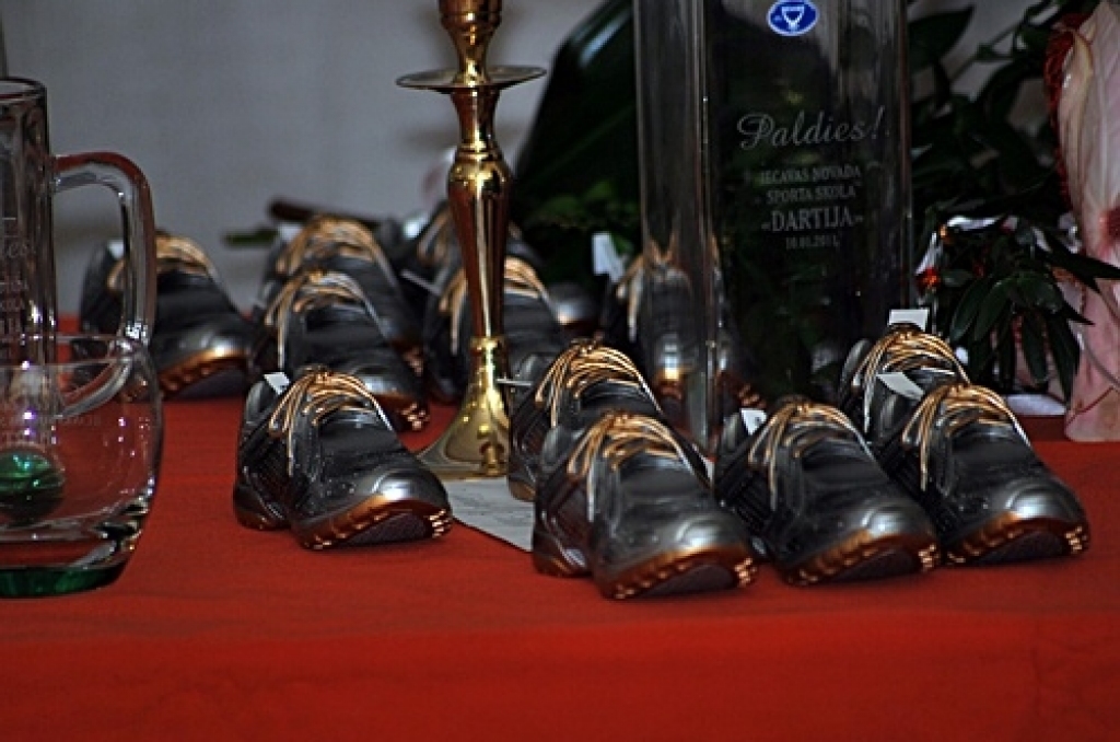 10. janvāra vakarā sporta skolas «Dartija» telpās pulcējās aktīvā dzīvesveida piekritēji. Mācītājs Rolands Radziņš iesvētīja sporta skolas «Dartija» jauno karogu. Pasākuma laikā sporta skolas direktore Baiba Gāga pateicās arī sacensību un...
Autors: Uldis Varnevičs