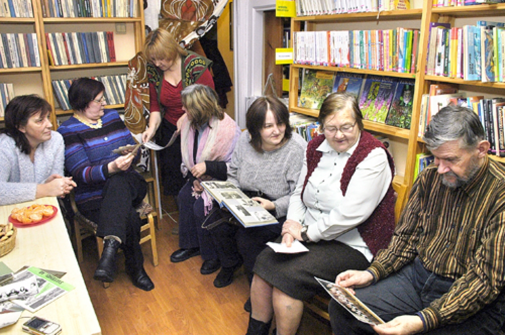 Stāstu vakara dalībnieki atcerējās interesantus notikumus, arī šķirstot albumu, ko bija atnesušas māsas Aina un Ligita Āboliņas-Ābolnieces (trešā un ceturtā no labās).