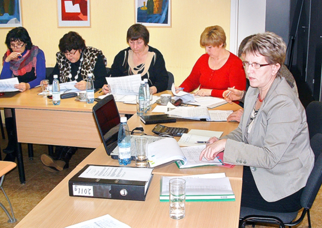 Finanšu komitejas sēdē, kas notika 19. janvārī, pašvaldības finanšu nodaļas vadītāja Rita Pole (no labās) deputātus aicināja iedziļināties 2011. gada budžeta projektā. 