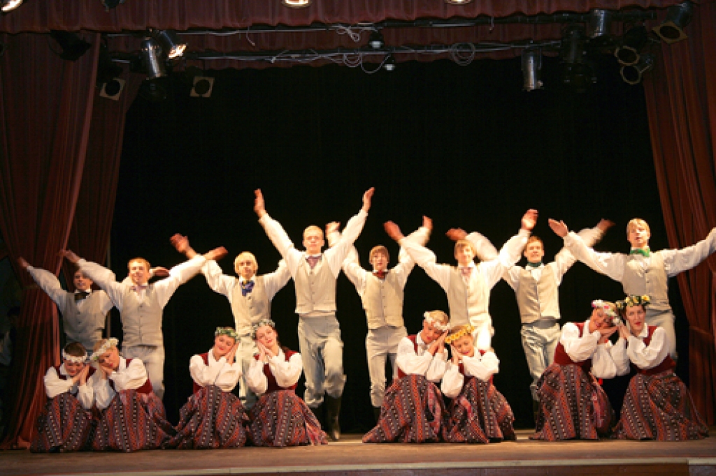 Tautas deju ansambļu koncertā Bauskā 29. janvārī.