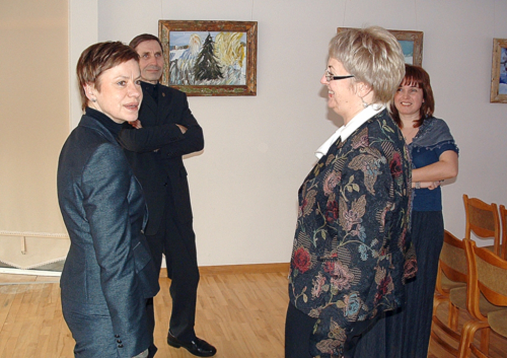 Sarmīte Ēlerte, kultūras ministre (no kreisās), tiekoties ar Vecumnieku novada pārstāvjiem, sacīja: «Latviešu valodā varam runāt tikai šeit, savu kultūru varam piedzīvot tikai šeit – Latvijā.» 