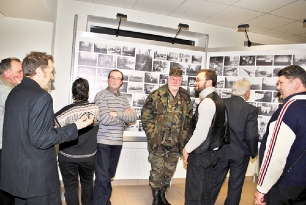 Toreiz un tagad. Barikāžu dalībnieki uz sevi pirms 20 gadiem varēja paraudzīties vallieša Viļņa Celmiņa uzņemtajās fotogrāfijās.
