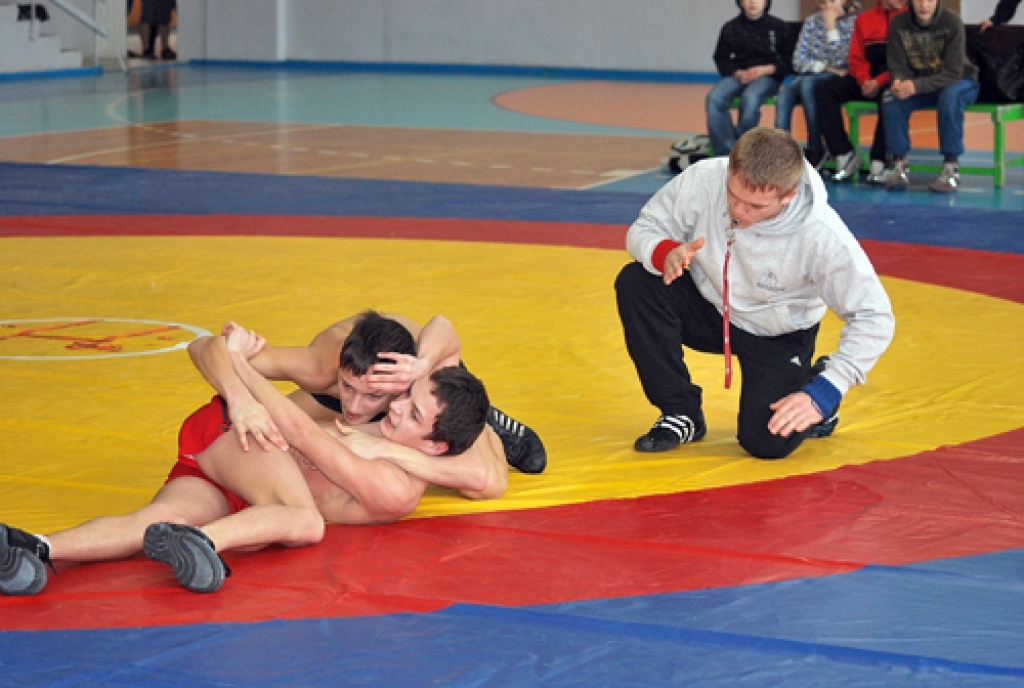 Kamolā savijušies Ričards Pažemeckis (augšā) un Andrejs Dubaņevičs. Tiesnesis – Iļja Artemjevs.