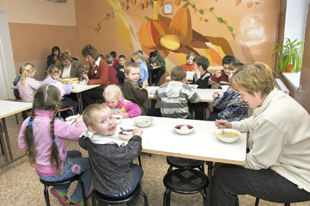 Jaunsaules pamatskolā pusdienas maksā vidēji 50 santīmus dienā. 