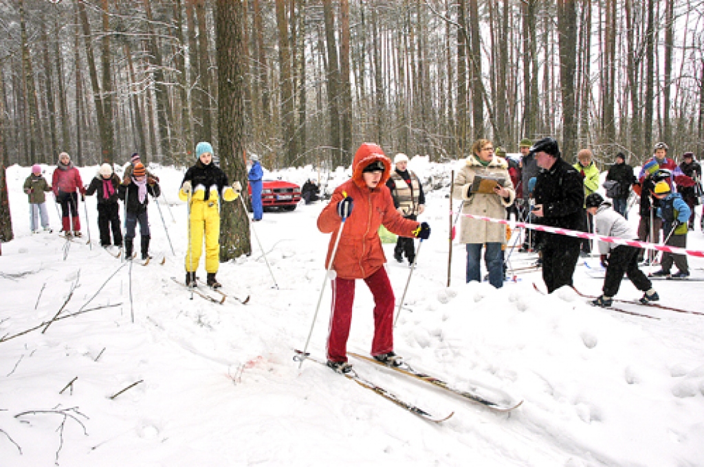 Bauskas novada sacensībās slēpošanā trasē dodas Codes pamatskolas audzēkne Madara Puriņa (tuvplānā). 