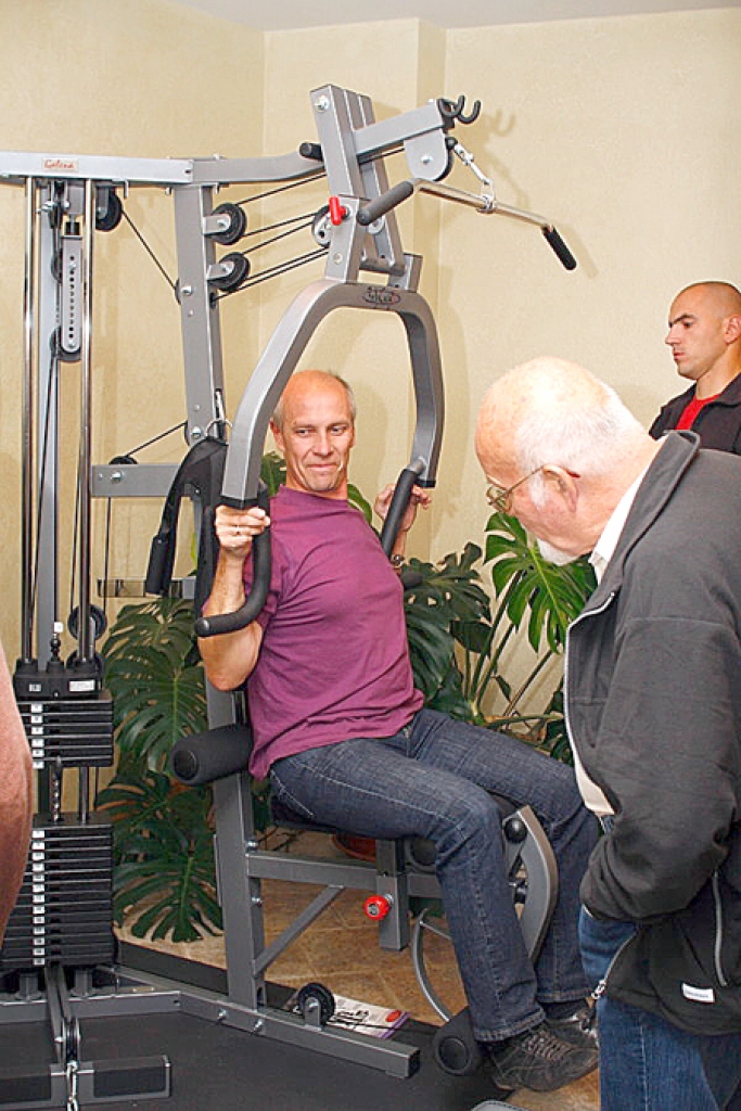 Trenažieru zāles atklāšana viesu namā «Bērzkalni». Trenējas Andris Vēza, viņu vēro Guntis Liepa un Ingus Krots. 