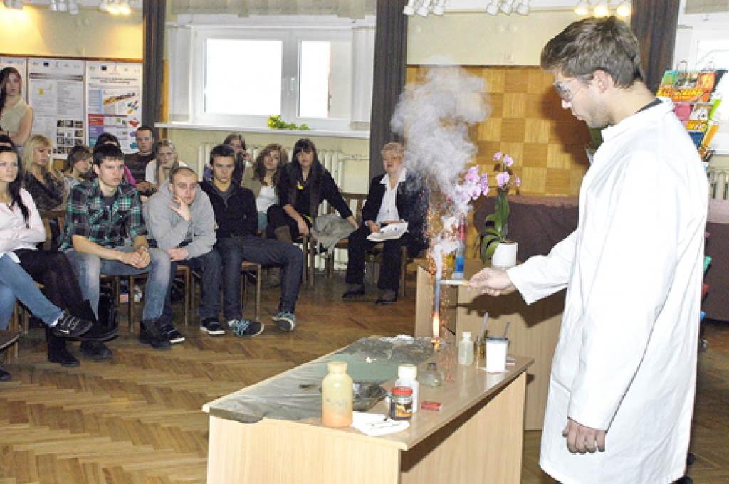 Jānis Zemītis, Rīgas Tehniskās universitātes students, daudzus pārsteidza ar saviem ķīmijas eksperimentiem.