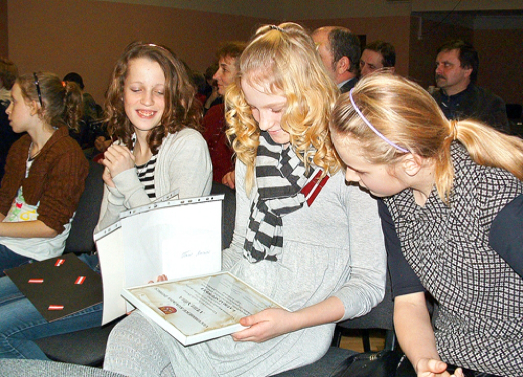 Laura Spurķe (otrā no labās), Mūzikas un mākslas skolas audzēkne, saņēma gan skolas, gan novada domes atzinību. Viņa izcīnīja uzvaru konkursā par barikāžu 20. gadadienas atceres pasākumu logo. Par  1991. gada janvāra notikumiem meitenei daudz stāstījis vectētiņš Gunārs Kaimiņš.