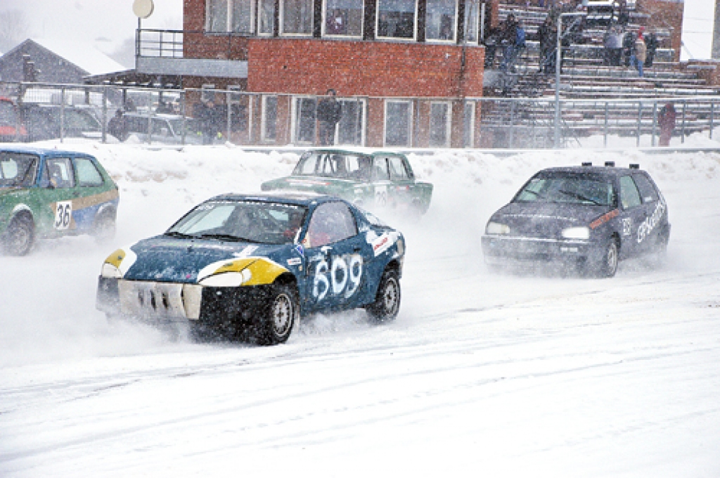 Mūsas trasē startē stelpietis Sandis Neimanis ar savu kārtīgi saķīlēto auto – numurs 98.