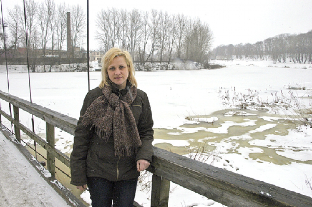 Brunaviete Ilze Aņūna pie Mēmeles ir uzaugusi. Ja upe nav aizsalusi, tad Ilze divreiz dienā dodas ar laivu tai pāri, lai apmeklētu vecākus.