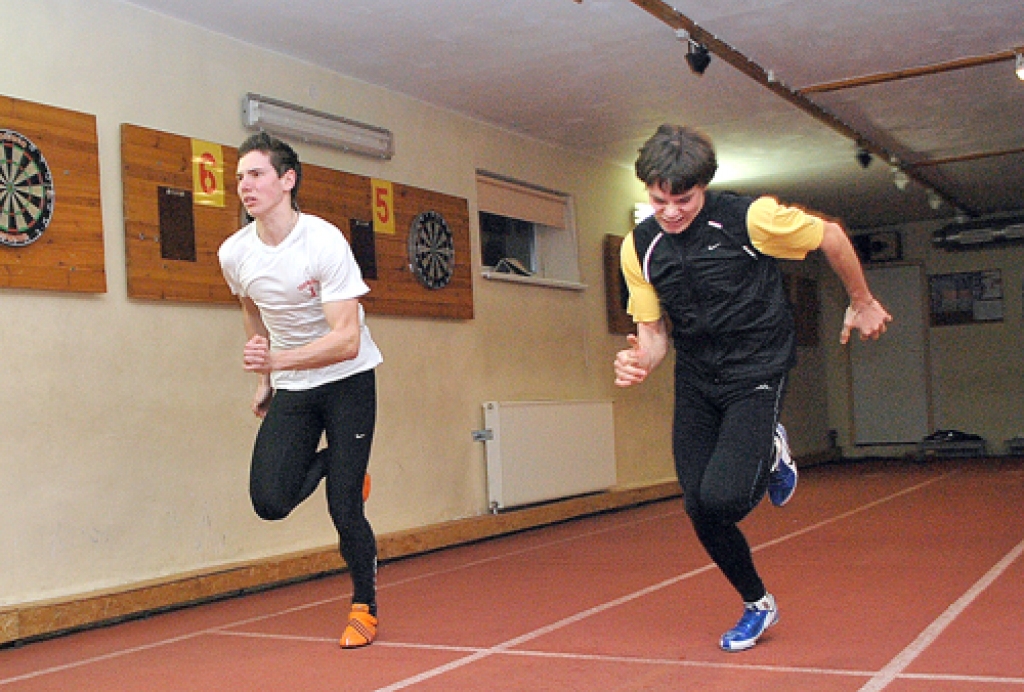 Vieglatlēti Mārtiņš Rūgums un Ģirts Dubinskis treniņos strādā pēc iepriekš izstrādātas programmas. 