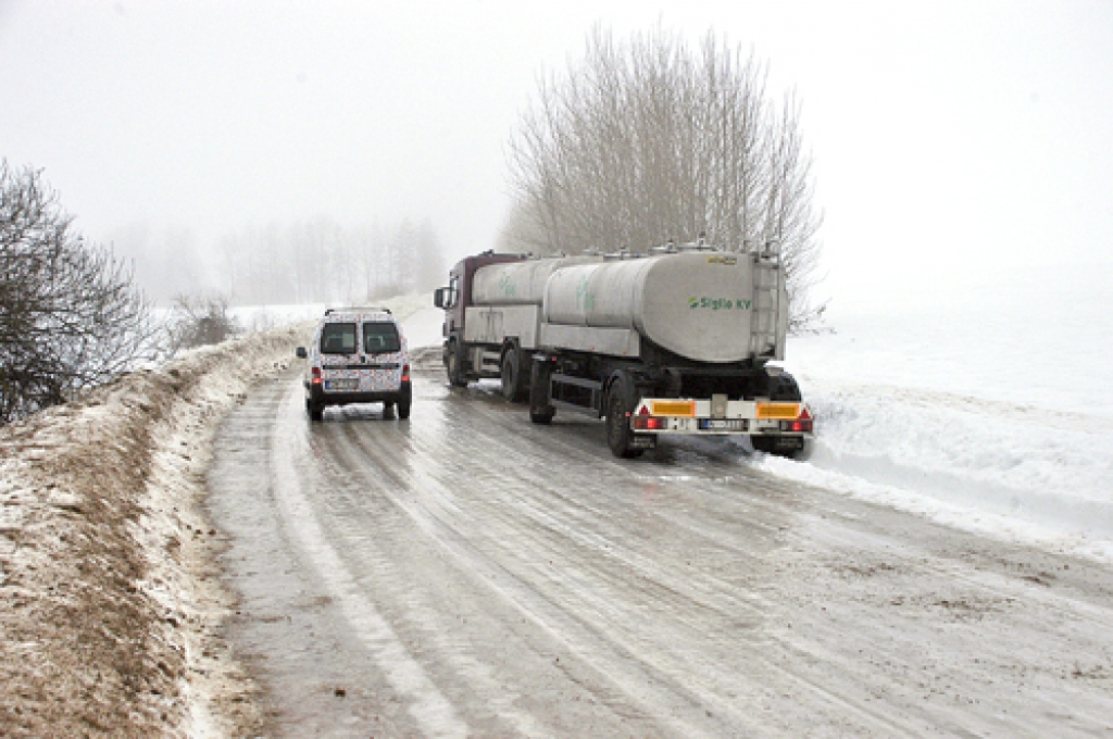 Piena vedējs vakar, 18. janvārī, no spoguļgludā ceļa Grenctāle–Ērgļi bija ieslīdējis grāvī.
