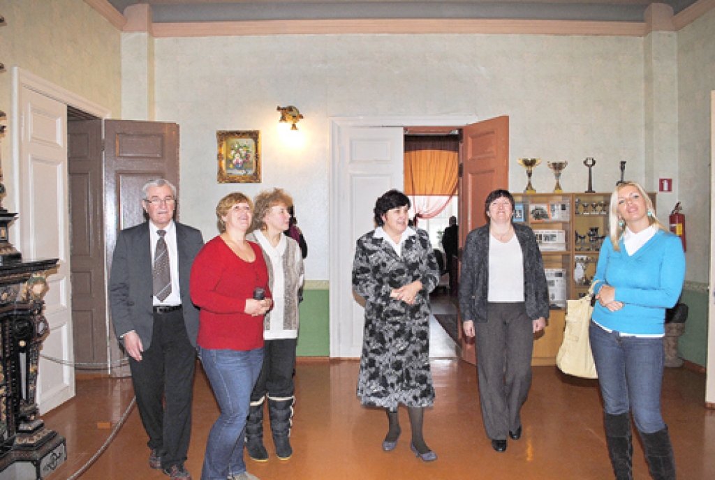 Ar Skaistkalnes vidusskolas projektos paveikto iepazīstas Latvijas Lauku konsultāciju un izglītības centra Bauskas nodaļas semināra dalībnieki. Otrā no kreisās – Vecumnieku novada lauku attīstības speciāliste Aiga Saldābola.