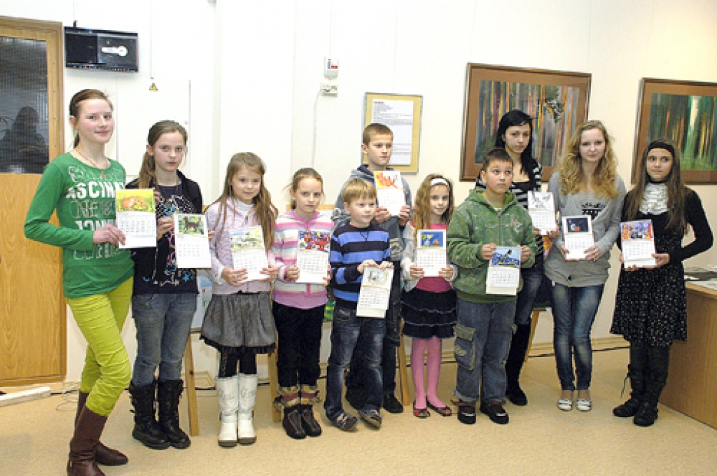 Kaķu kalendāra zīmējumu autori – konkursa laureāti.