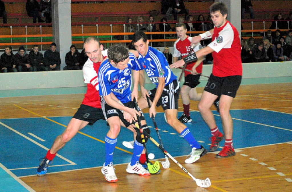 FK «Bauska» aizsardzībā (sarkanajos tērpos) cīnās Pēteris Maziks (no kreisās), Toms Niedre un Rihards Krūmiņš.