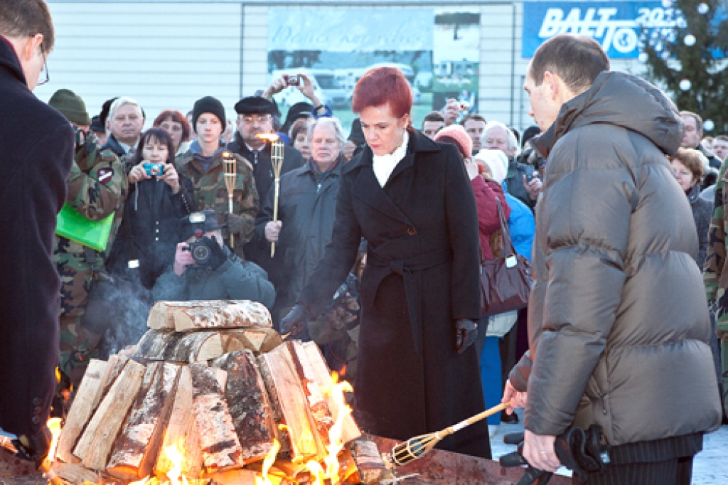 Barikāžu atceres pasākumā Ķīpsalā piedalījās arī Saeimas spīkere Solvita Āboltiņa. No labās – 1991. gada barikāžu muzeja direktors bijušais baušķenieks Renārs Zaļais.