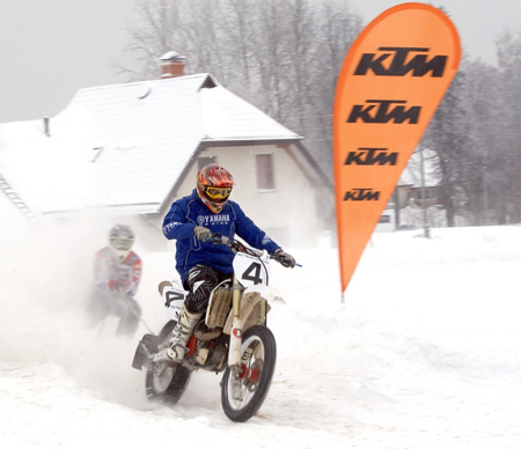Andris Štendenbergs šogad skijoringā startē ar motociklu.