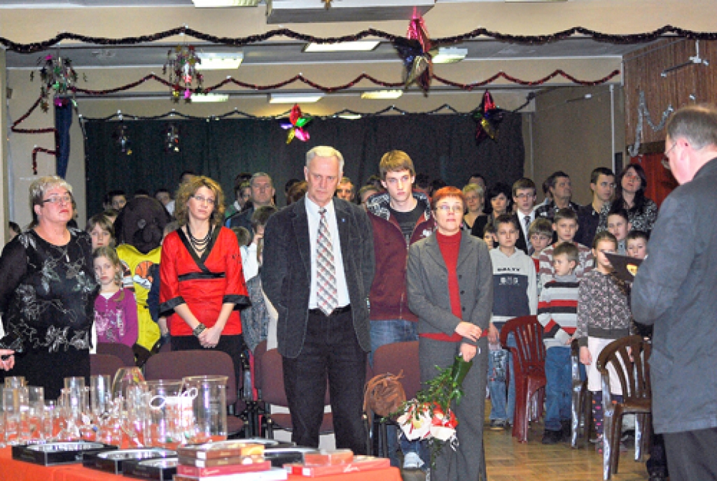 Pēc karoga iesvētīšanas visi zālē esošie vienojās kopīgā lūgšanā. 