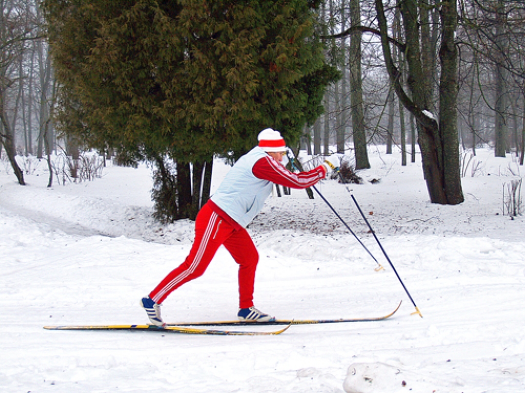 Anna Pakalna – novada sporta veterānu zvaigzne, bijusī padomju izlases slēpotāja – trasē nereti noskrien amatierus jauniešus. 