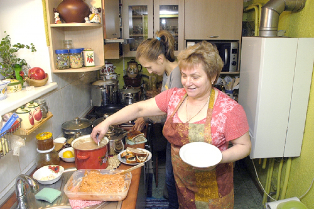 Marijai Rosuščanai Ziemassvētku mielastu palīdz gatavot meita Ļubova.