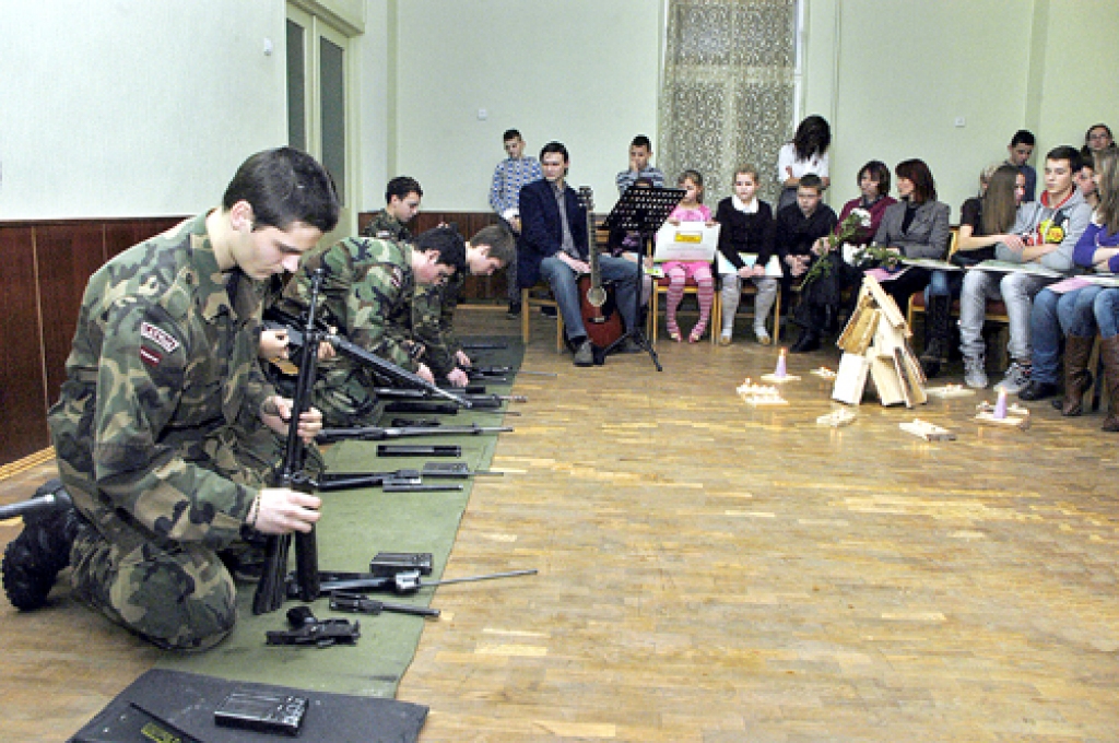 Bauskas jaunsargi demonstrē savas prasmes darboties ar ieročiem.