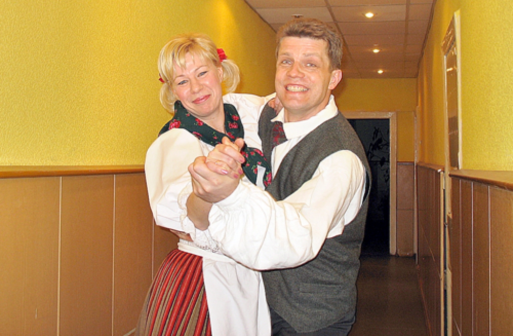 Codieši Dace un Didzis Paegļi labprāt tērpjas tautiskajās drānās, jo arī tām ir sava enerģētika, kas liek rumpi turēt stingri. 