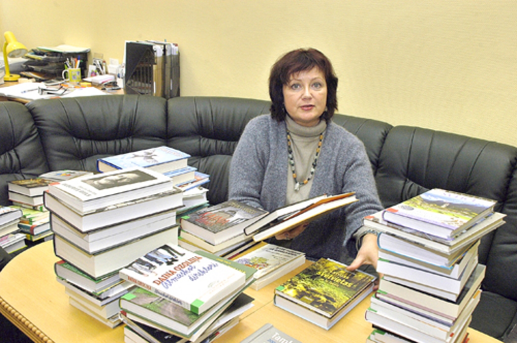 Anda Rācenāja, Iecavas E. Virzas bibliotēkas vadītāja, priecājas par nesen nopirkto grāmatu kolekciju.