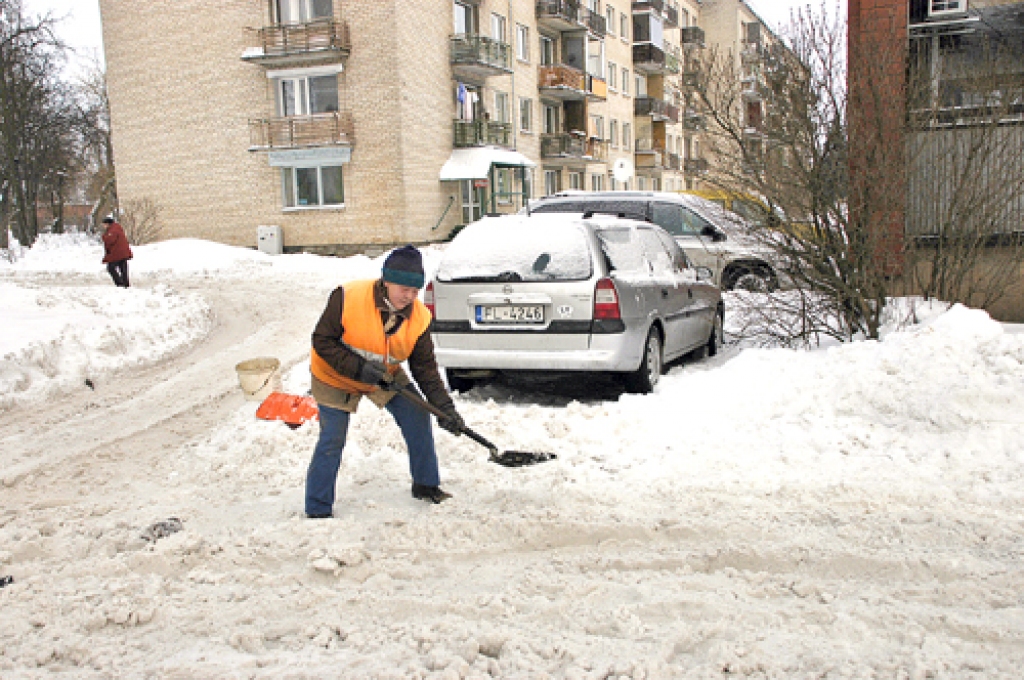 Sētniece Sarmīte Mežatuča par darba smagumu nesūrojas. Kamēr ir spēks, viņa  metas cīņā ar sniegu.