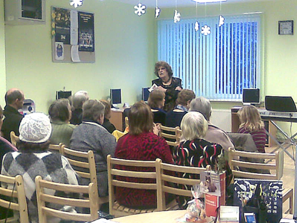 Brunavas bibliotēkā uz tikšanos ar dzejnieci Kornēliju Apškrūmu bija ieradušies daudzi viņas daiļrades cienītāji.